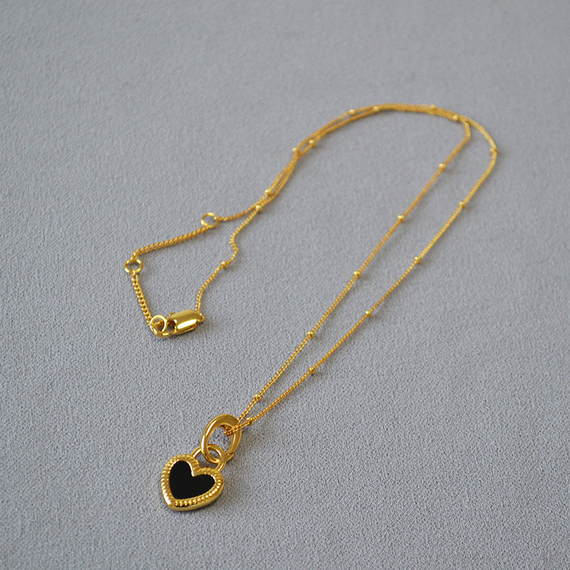 Colar Dourado com Coração Preto e Branco