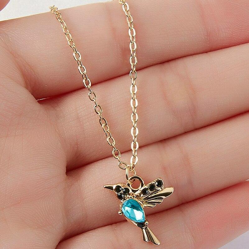 Colar Dourado com Colibri e Cristais Azuis