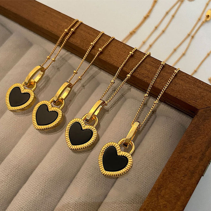 Colar Dourado com Coração Preto e Branco