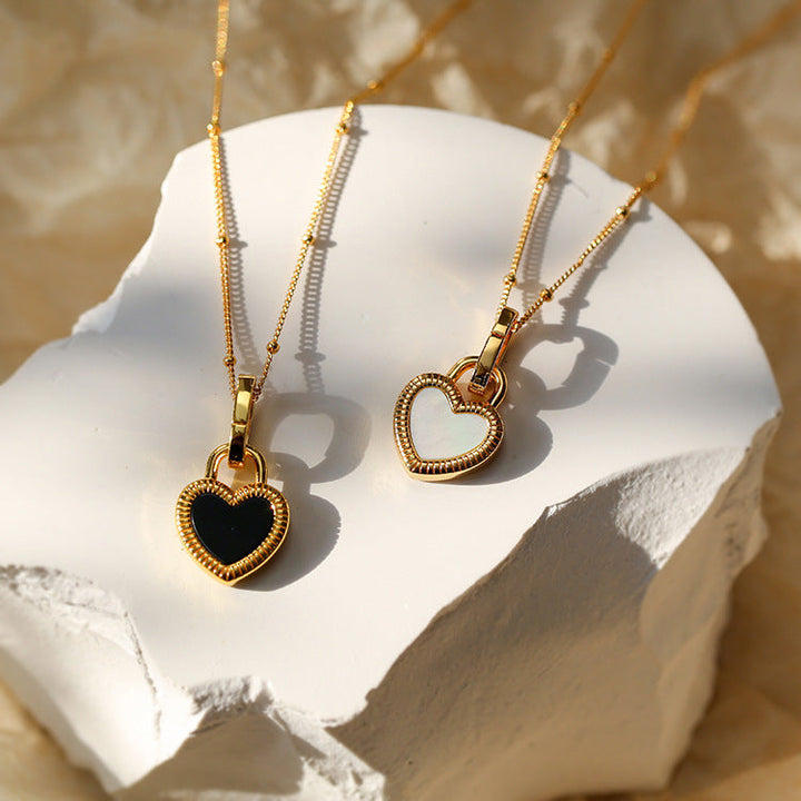 Colar Dourado com Coração Preto e Branco