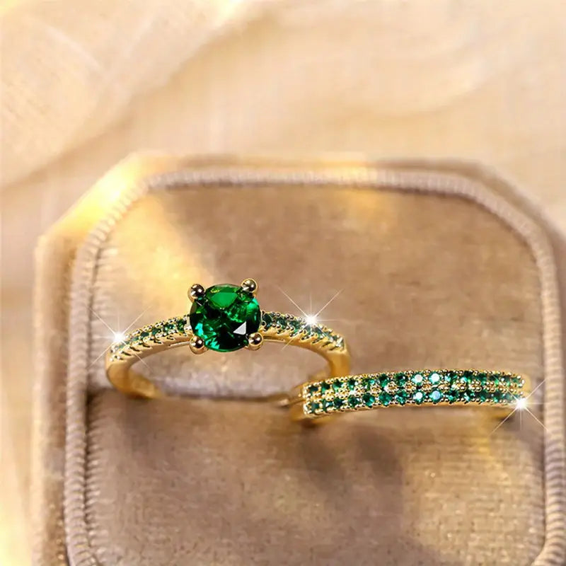 Conjunto Dourado de Dois Anéis Serena com Esmeralda