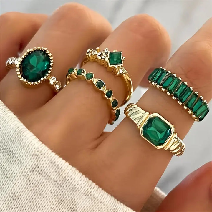 Conjunto Dourado de Anéis Zarina com Linda Esmeralda