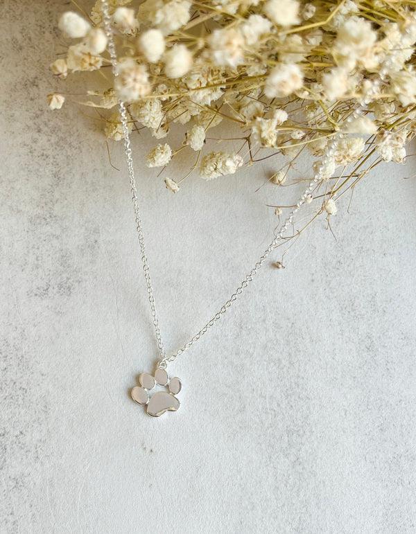 Colar Prateado Elegante com Pata – Aço Inoxidável