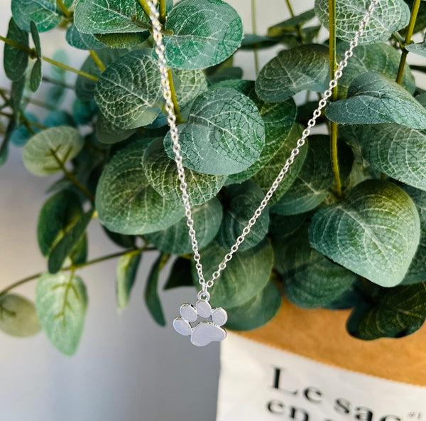 Colar Prateado Elegante com Pata – Aço Inoxidável