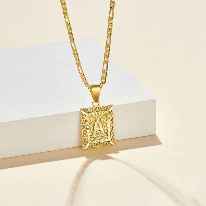Colar com Letra Quadrada, Banhado a Ouro 18K