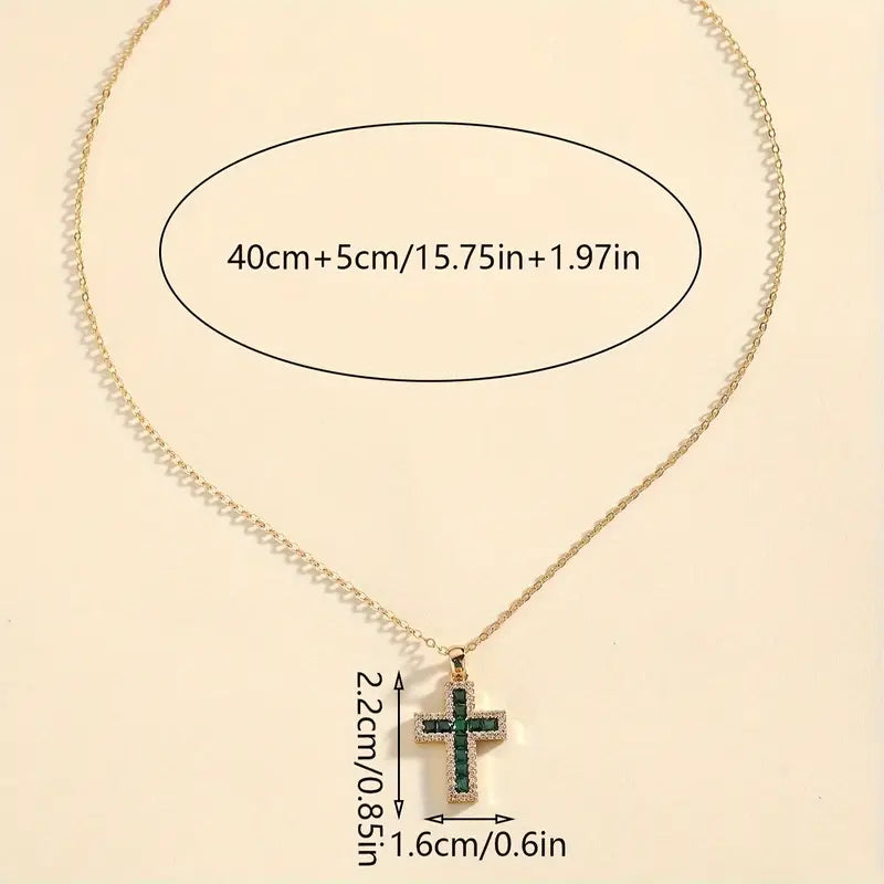 Colar Dourado Solene com Pendente de Cruz de Esmeralda