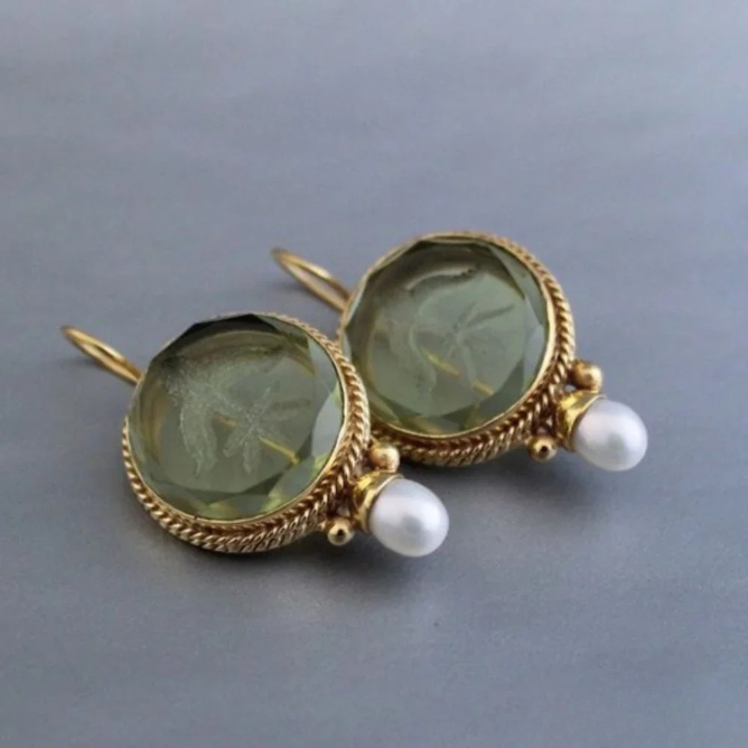 Brincos Retro com Pedra Verde e Pérola