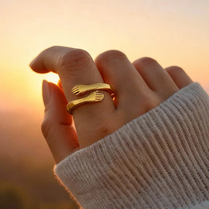 Anel Abraço Dourado Envolta em Amor