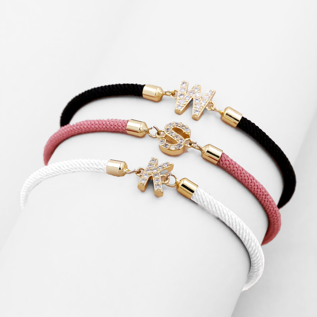 Pulseira Personalizada Unidade com Inicial e Pedrinhas