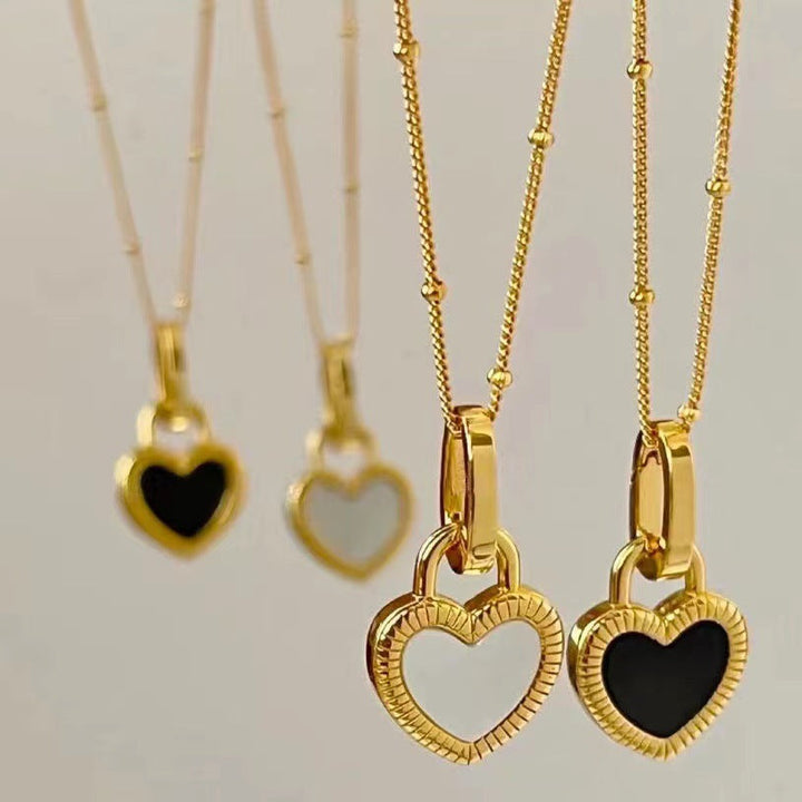 Colar Dourado com Coração Preto e Branco