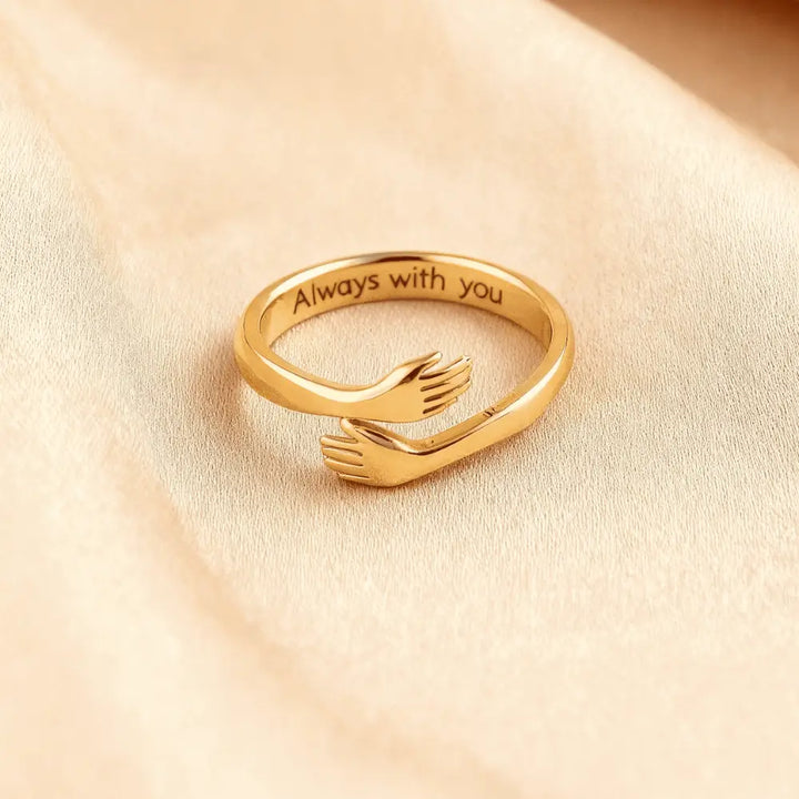 Anel Abraço Dourado Envolta em Amor