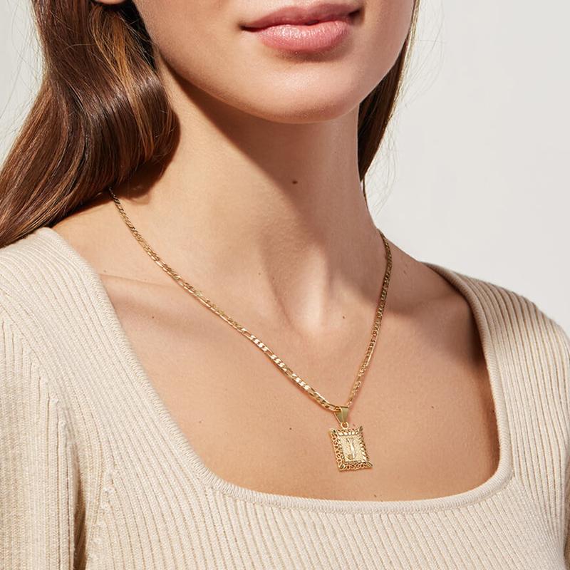 Colar com Letra Quadrada, Banhado a Ouro 18K