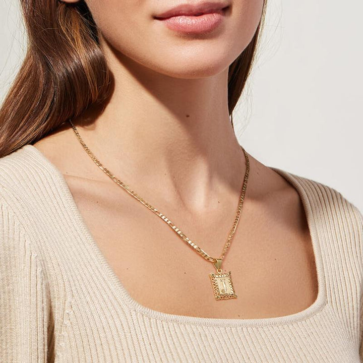 Colar com Letra Quadrada, Banhado a Ouro 18K