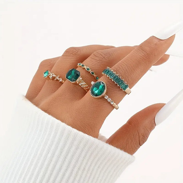 Conjunto Dourado de Anéis Zarina com Linda Esmeralda