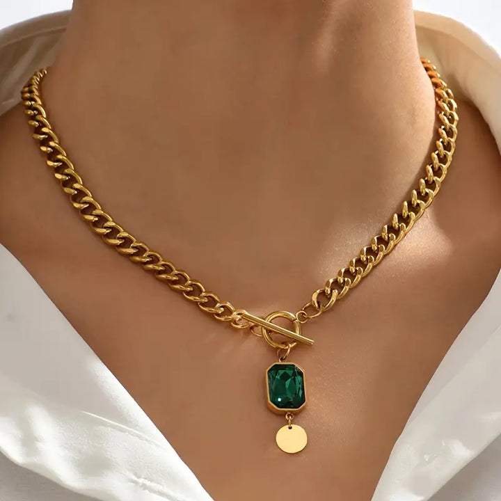 Colar Dourado com Corrente Grossa e Pendente de Esmeralda
