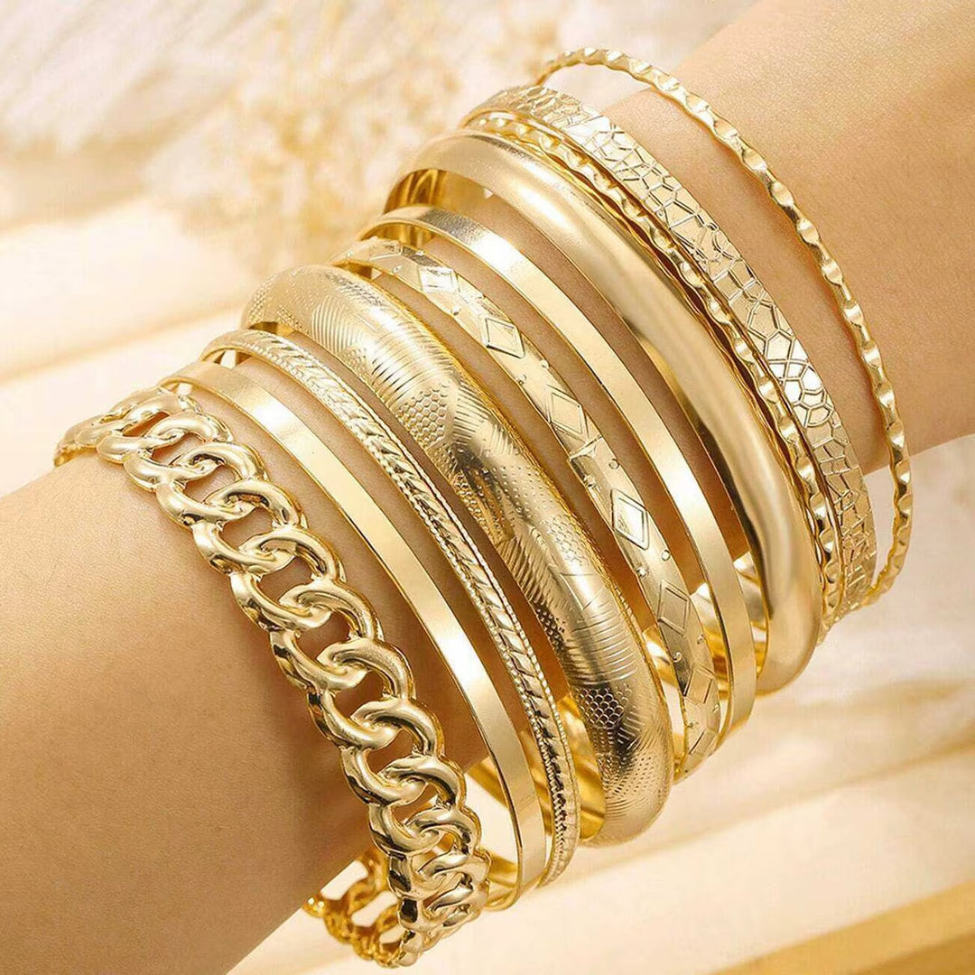 Conjunto de 10 Braceletes Rígidas Douradas