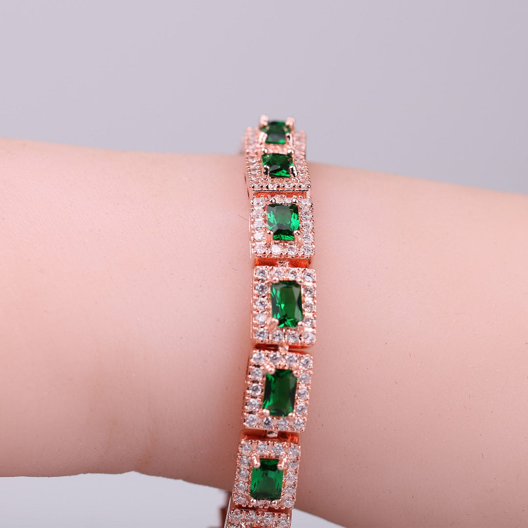 Pulseira Dourada Marcante em Verde-Esmeralda
