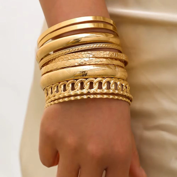 Conjunto de 10 Braceletes Rígidas Douradas