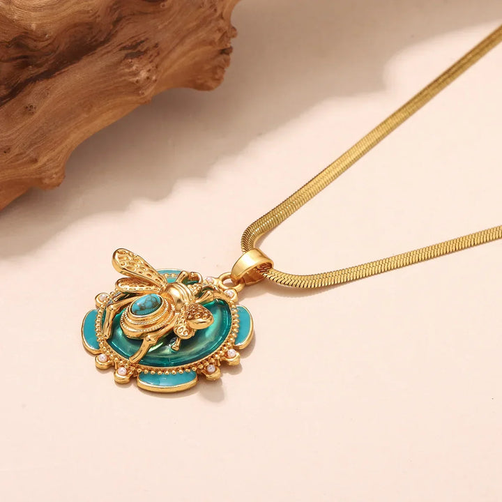 Colar Dourado Elegante com Abelha Turquesa