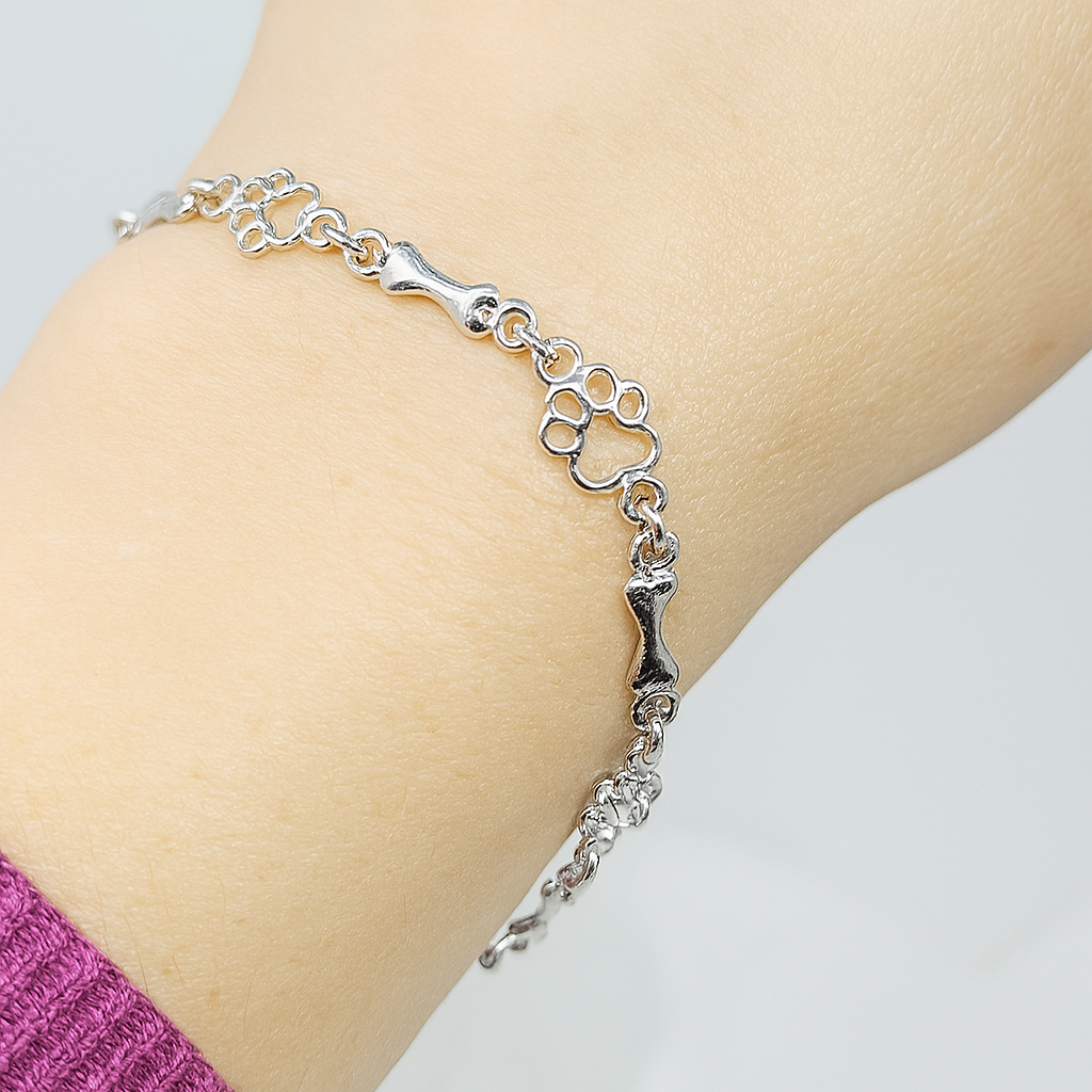 Edição Limitada: Pulseira em Prata de Lei com Pendentes de Pata e Osso
