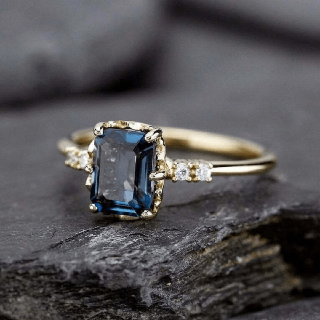 Anel Vintage Dourado com Cristal Azul