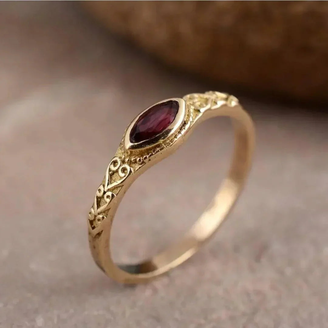 Anel Vintage Dourado com Cristal Vermelho