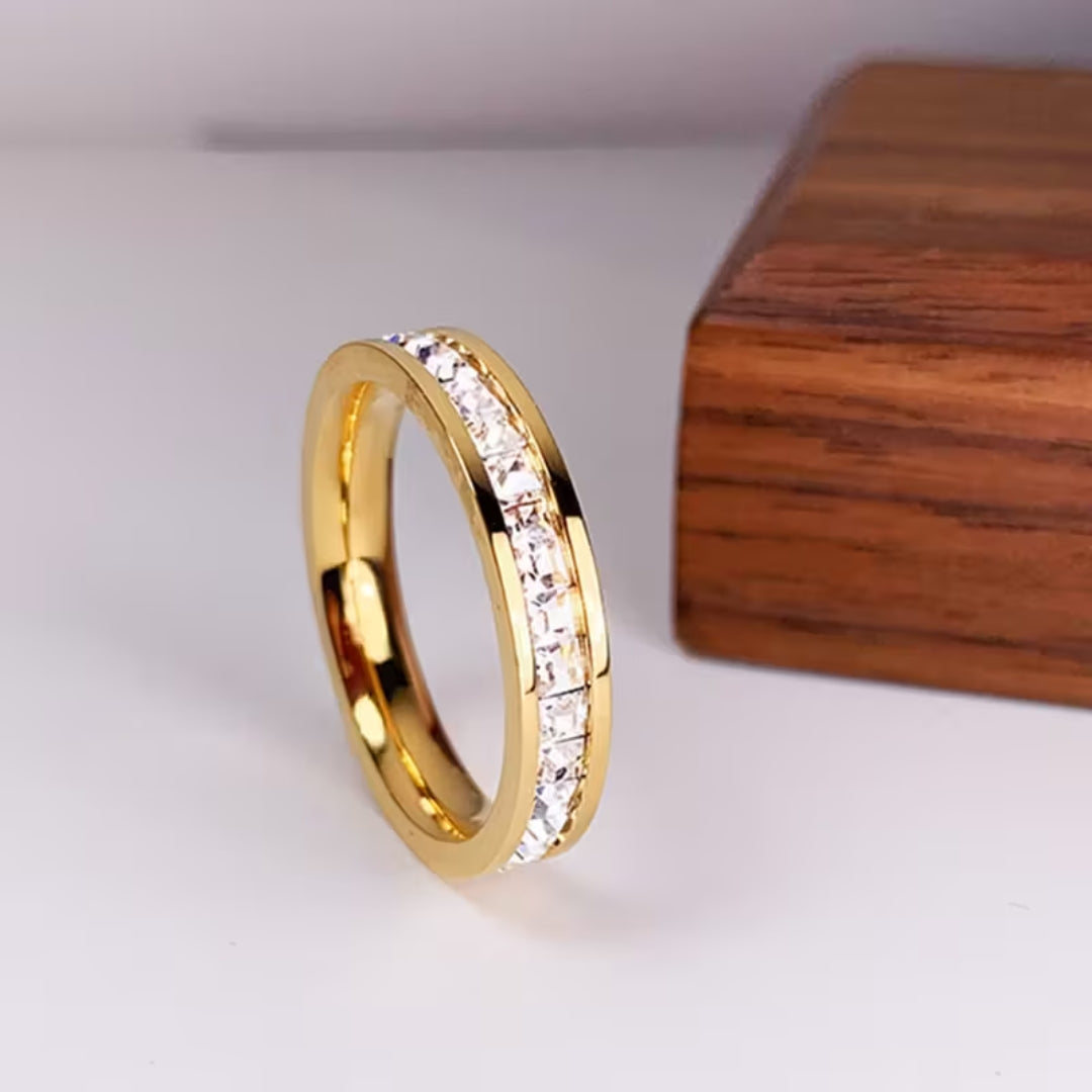Anel Dourado Delicado com Fila de Zircónias