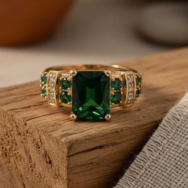 Anel Dourado com Cristais Verdes