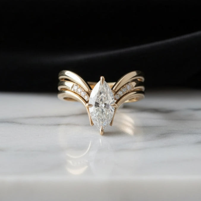 Anel Dourado com Coroa e Gota