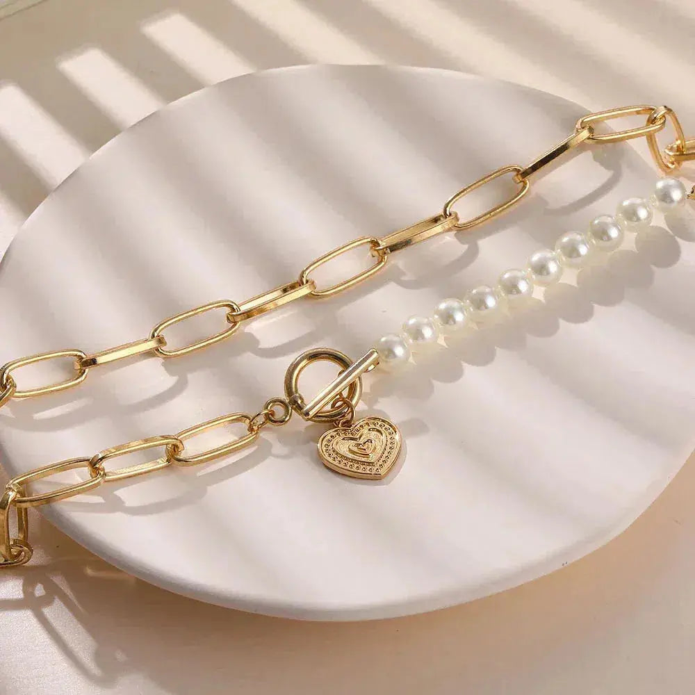 Pendente Dourado em Forma de Coração com Pérolas