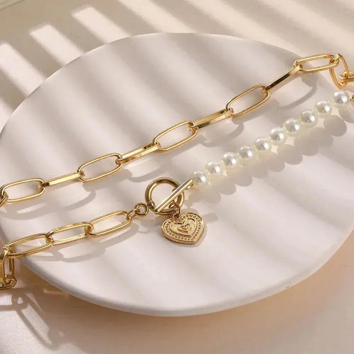 Pendente Dourado em Forma de Coração com Pérolas