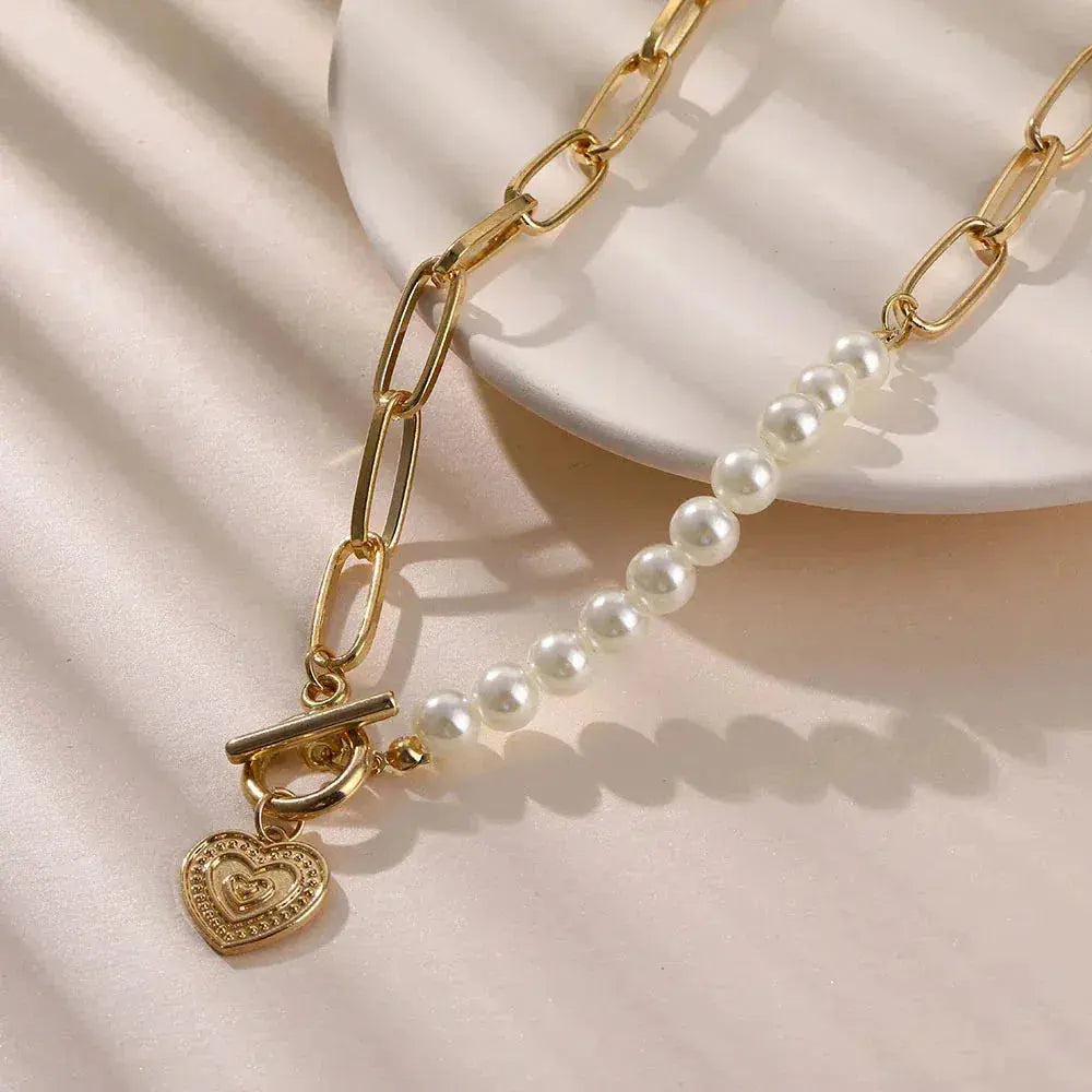 Pendente Dourado em Forma de Coração com Pérolas
