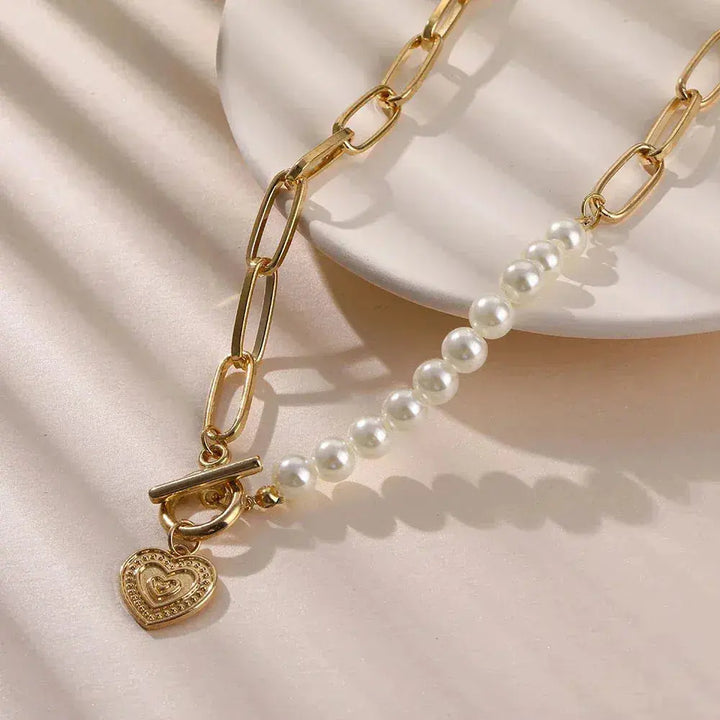 Pendente Dourado em Forma de Coração com Pérolas