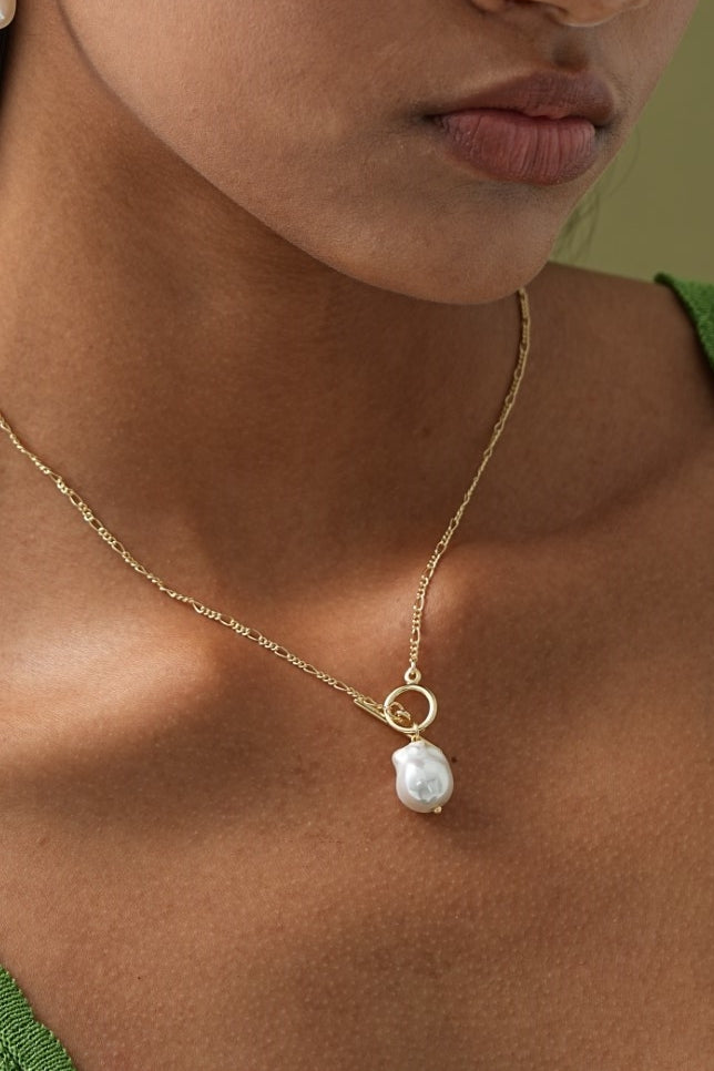 Colar Dourado Elegante com Pérolas