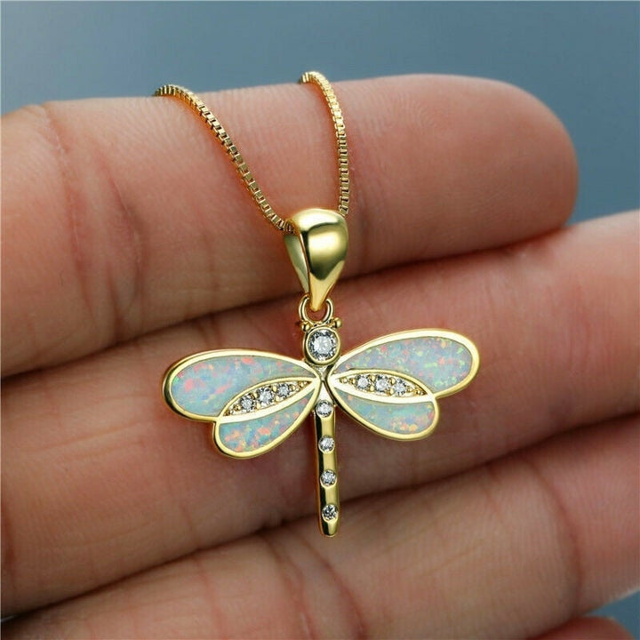 Colar Dourado com Pendente de Libélula e Detalhe de Opala