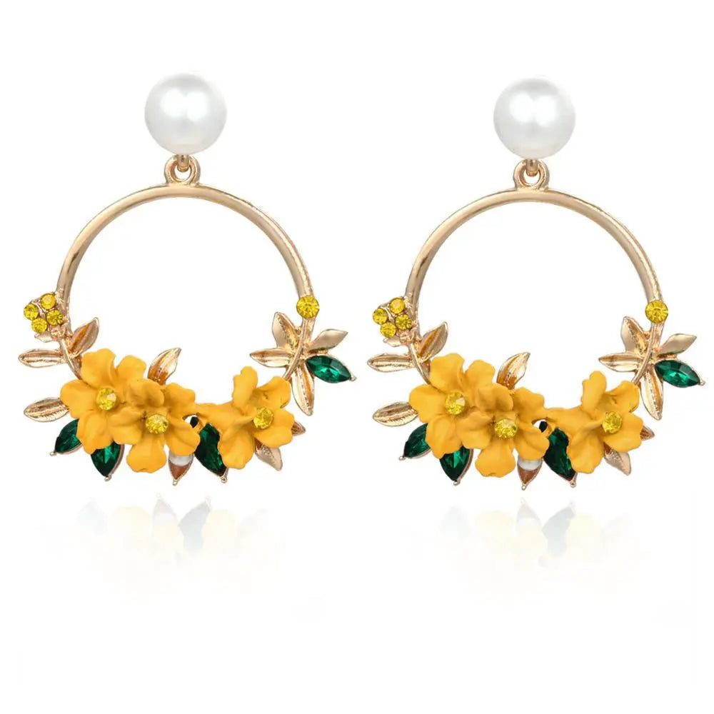 Brincos Dourados com Flor e Pérola