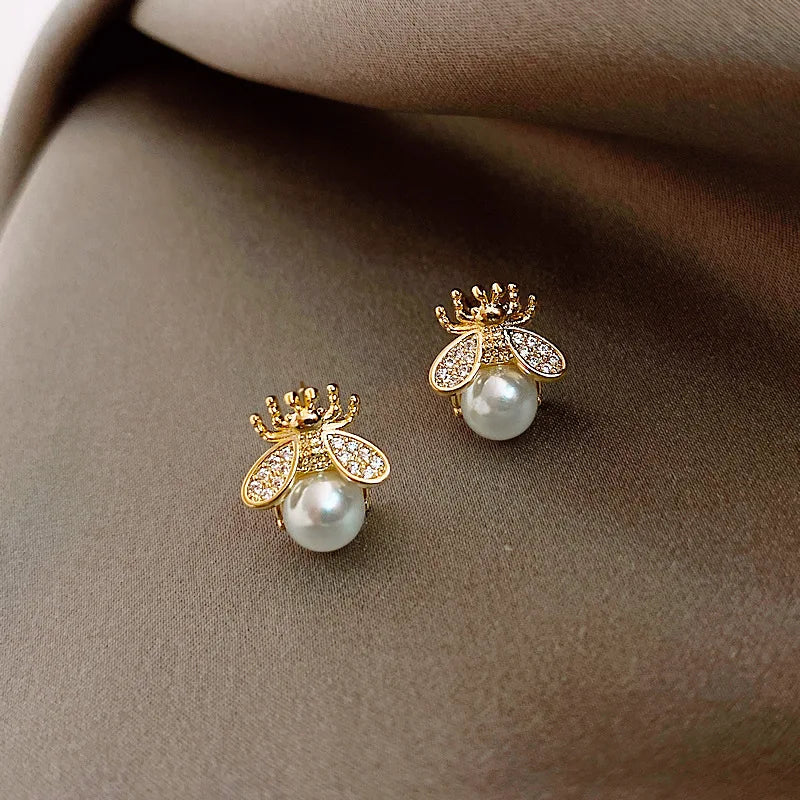 Brincos de Pressão com Pérola e Abelha – Joias Elegantes de Senhora em Tom Dourado