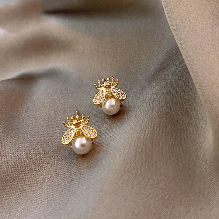 Brincos de Pressão com Pérola e Abelha – Joias Elegantes de Senhora em Tom Dourado