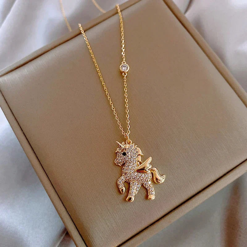 Colar Dourado com Unicórnio em Zircónias