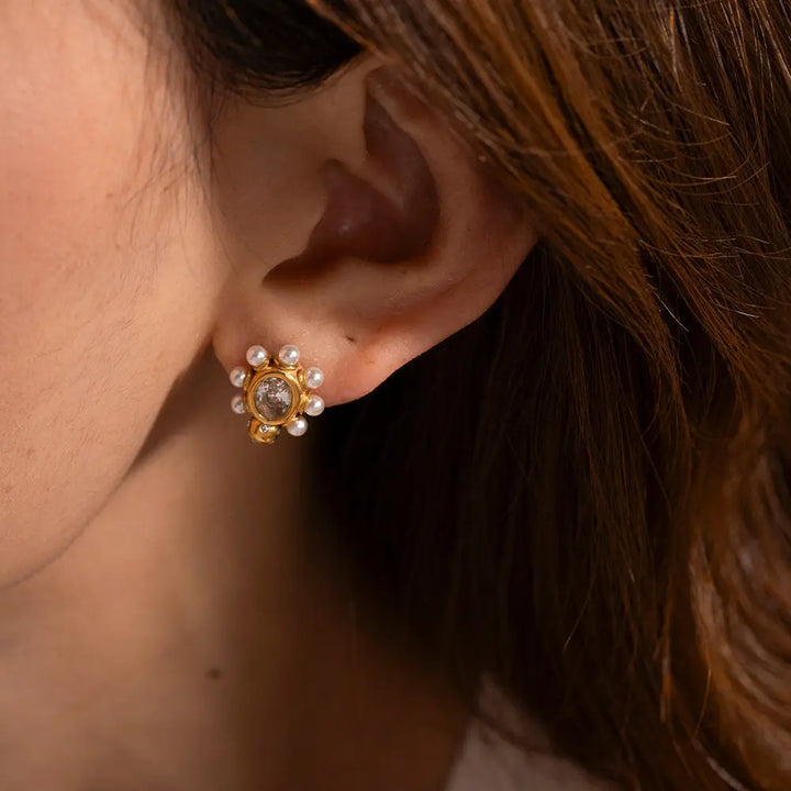 Brincos Dourados Elegantes com Pérolas