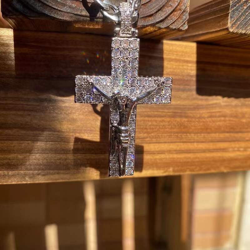 Colar com Crucifixo de Jesus Cristo, Banhado a Ouro 14K