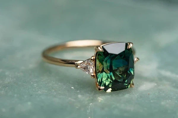 Anel Dourado com Pedra Preciosa Verde em Estilo Vintage
