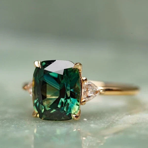 Anel Dourado com Pedra Preciosa Verde em Estilo Vintage