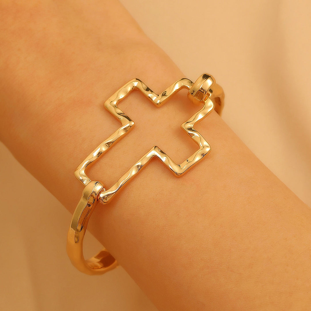Pulseira Grossa com Fivela em Cruz