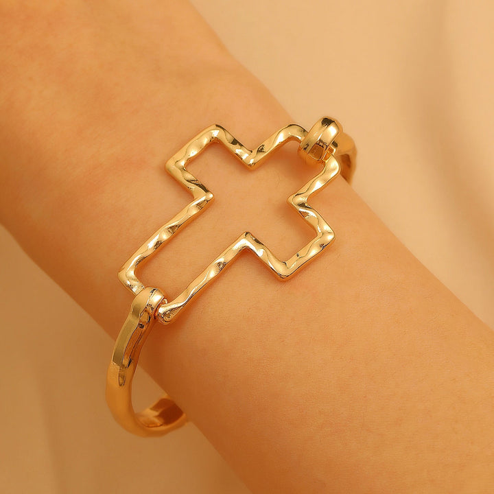 Pulseira Grossa com Fivela em Cruz