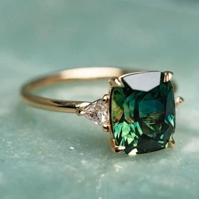 Anel Dourado com Pedra Preciosa Verde em Estilo Vintage