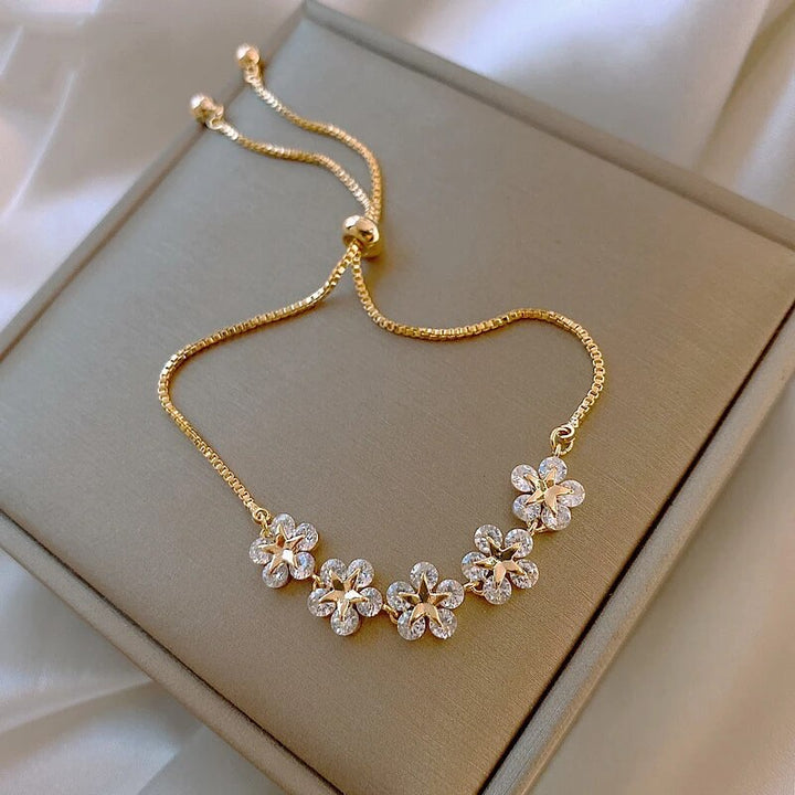 Pulseira de Luxo com Flor de Cristal em Dourado