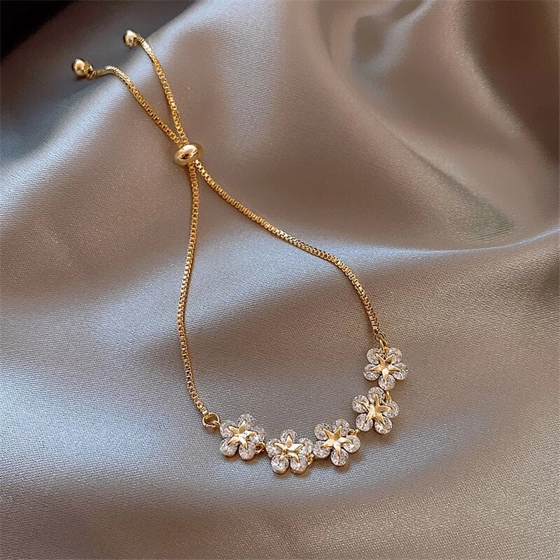 Pulseira de Luxo com Flor de Cristal em Dourado