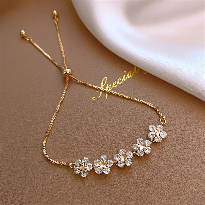 Pulseira de Luxo com Flor de Cristal em Dourado