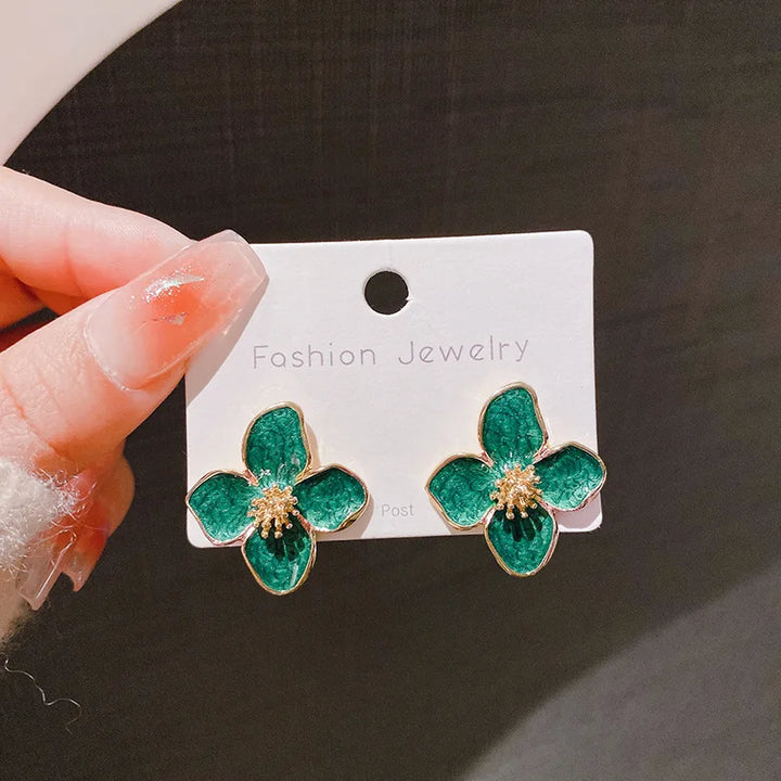 Brincos de Pressão Elegantes com Pétalas em Esmalte Verde-Claro